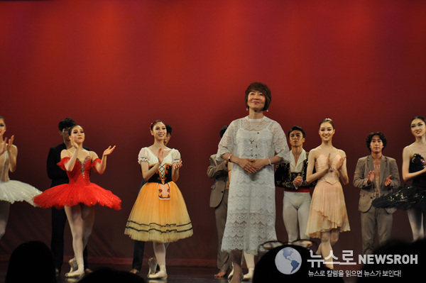 미국 뉴욕 공연을 마친 후 인사하는 김선희 한국예술종합학교 무용원장