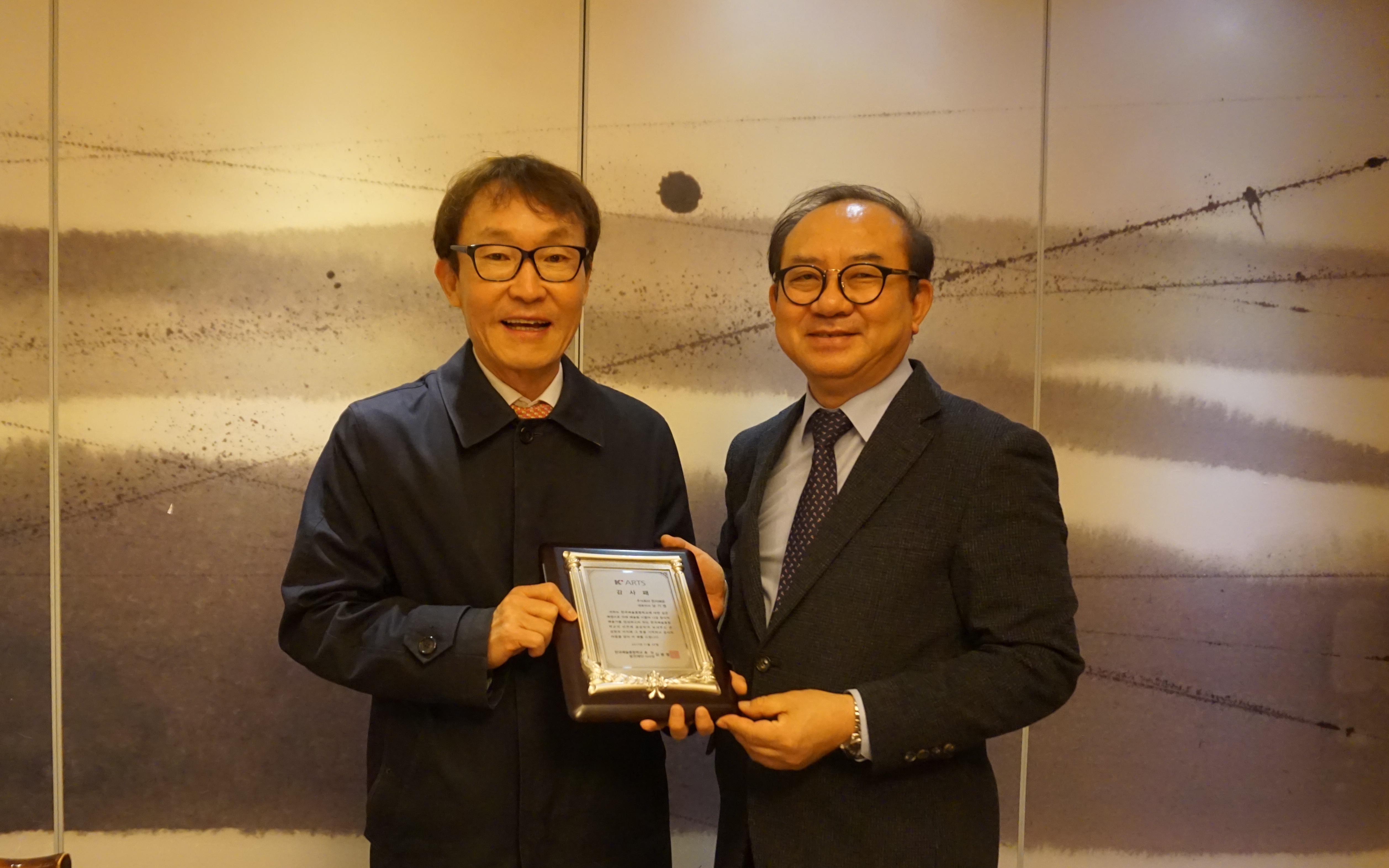 (사진 왼쪽부터)남기영 천지해운 대표, 김봉렬 한국예술종합학교 총장